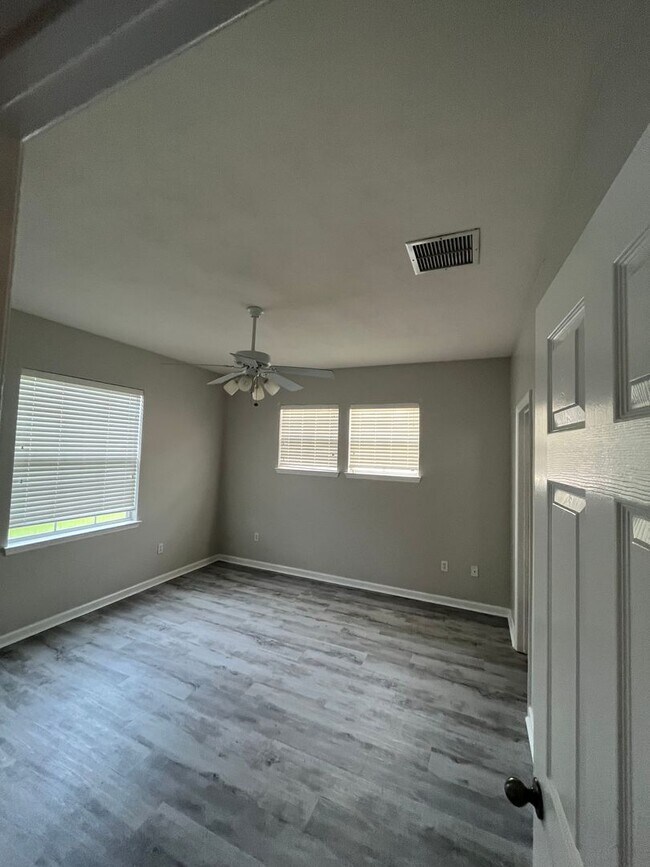 Building Photo - 5600 Hampton Hill Cir