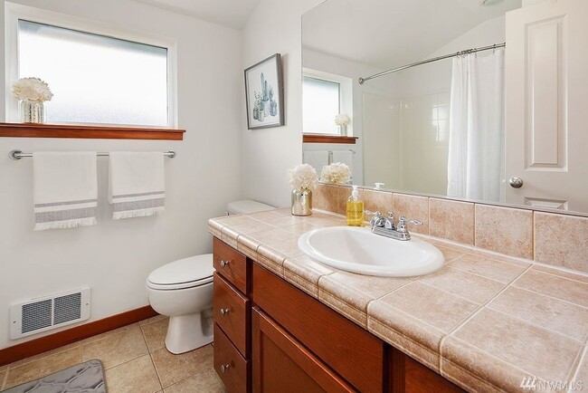 Building Photo - 3 bedroom / 2.5 bathroom townhome in West Seattle's Highland Park.