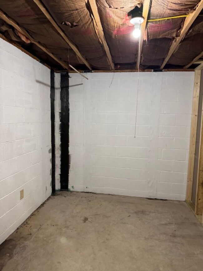 Building Photo - Fully Renovated Basement Apartment