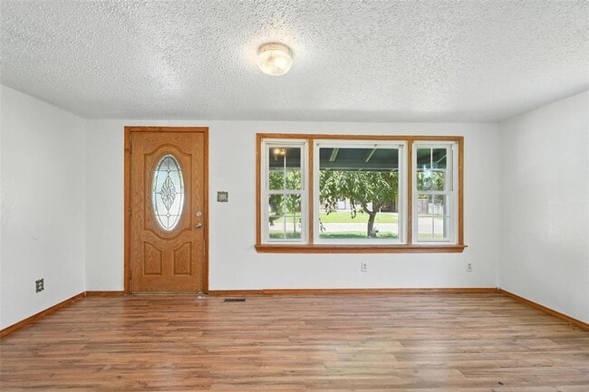 Building Photo - A must see 3 bedroom 2 bath in El Reno!
