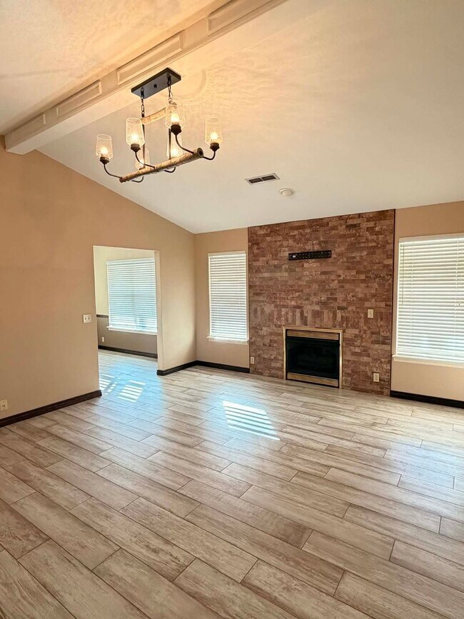 Building Photo - Beautiful Executive 3bd/2bath home in Joplin with fenced in yard / 2 car garage  and sunroom!!