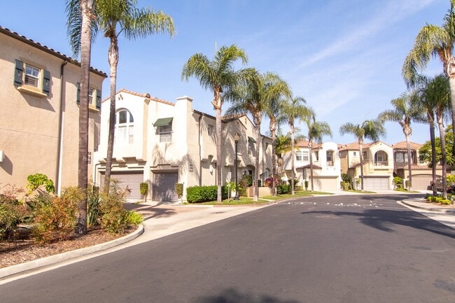 Building Photo - Beautiful 2 Bedroom / 2 Bath Condo in Desi...