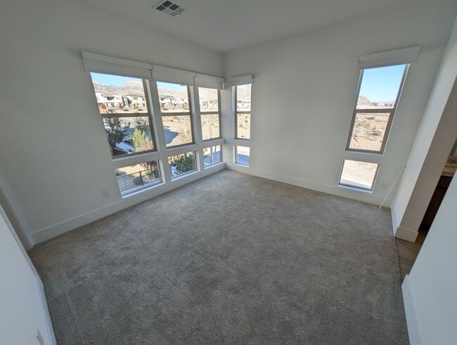 Building Photo - 675 Agate Bridge St