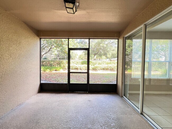 Building Photo - Great townhouse -  available now!