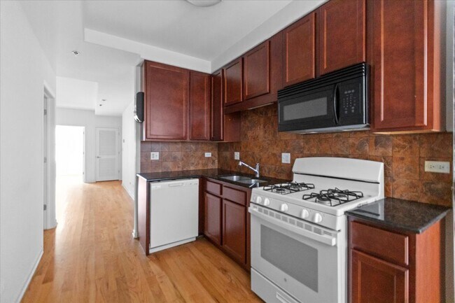 Building Photo - 3706 N Kenmore Ave