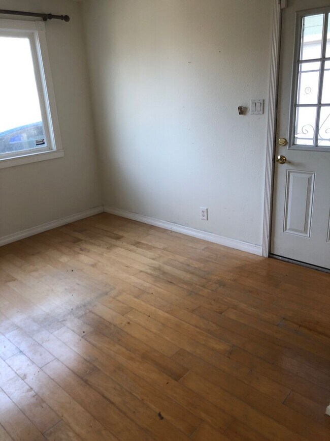 Building Photo - 3055 Comstock St