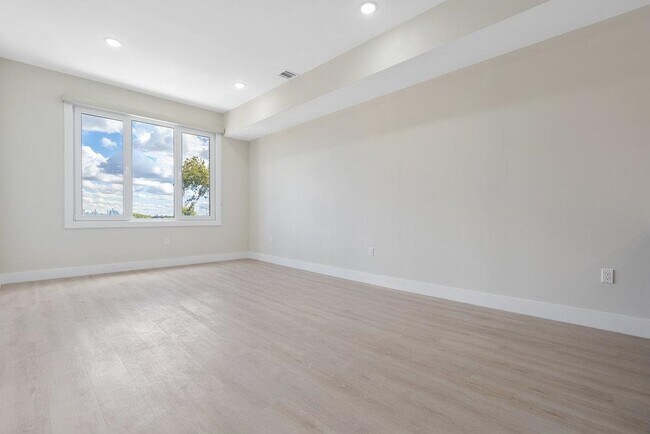 Building Photo - 527 Union Ave