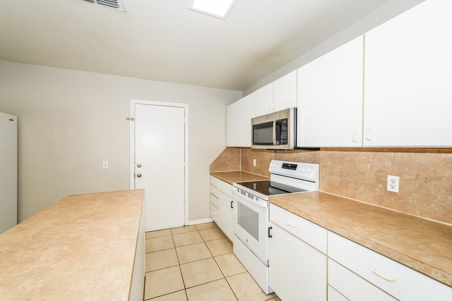 Building Photo - 5840 Lake Front Dr