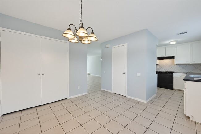 Building Photo - 8646 Maplecrest Dr