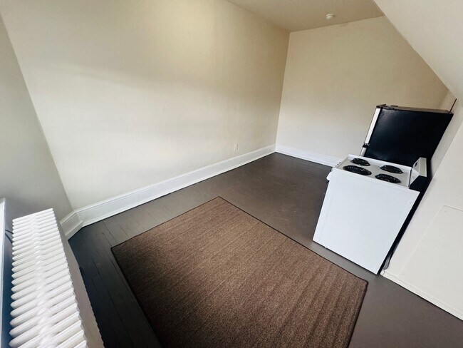 Building Photo - STUDIO APARTMENT WITH HEAT INCLUDED AVAILABLE NOW!