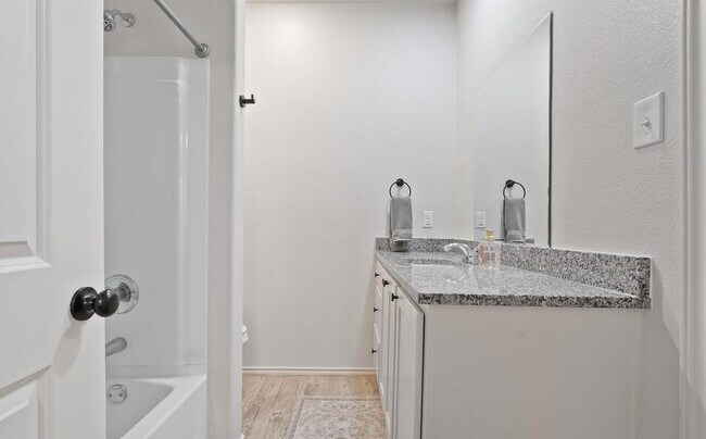 Building Photo - 5606 Kemper St