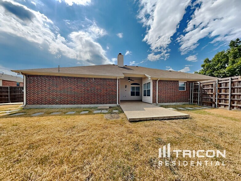 Building Photo - 317 Welch Dr