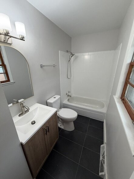 Building Photo - 366 W 16th Pl