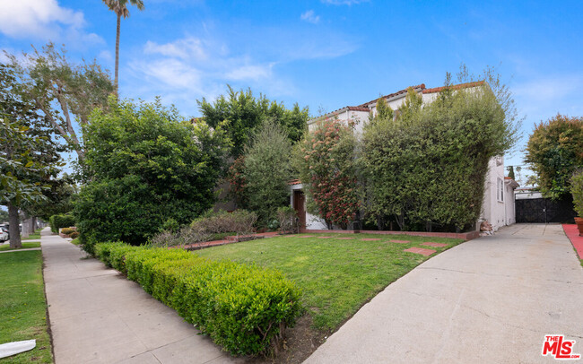 Building Photo - 239 S Doheny Dr