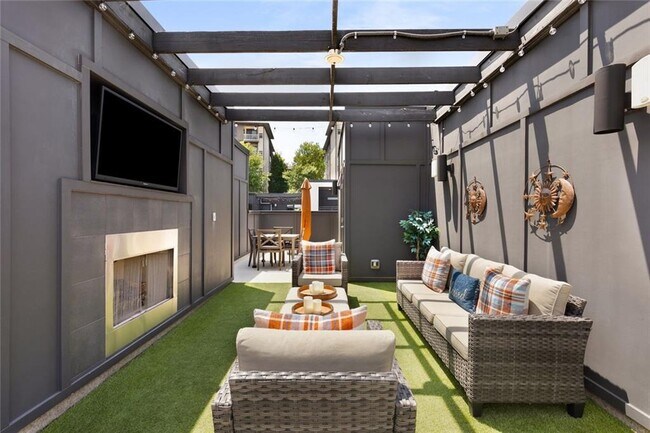 Building Photo - 1300 Chelsea Cir NW