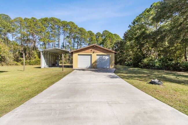 Building Photo - Peaceful Country Living Close to Everything