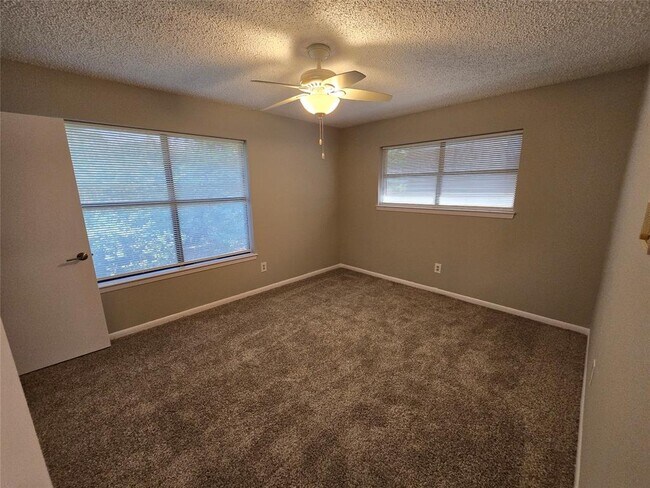 Building Photo - 402 Greenwood Dr