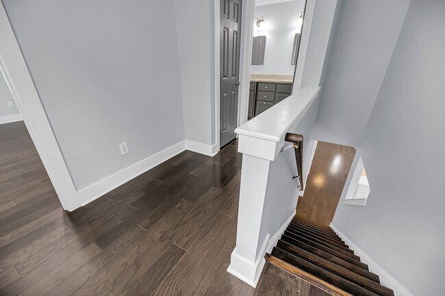 Building Photo - Centrally Located and Beautifully Renovate...