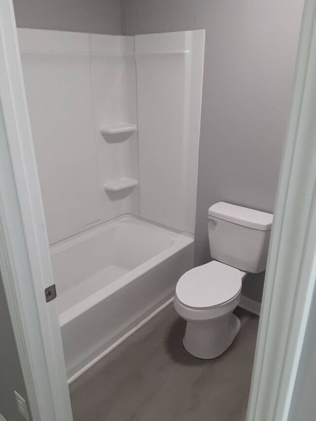 Building Photo - LEASING SPECIAL - MOVE IN BY 1/1/2026 AND RECEIVE 2ND MONTH OF RENT FREE Charming updated 2 br 1 ...