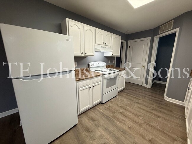 Building Photo - Charming 3 Bedroom Home with Modern Finishes on Dellwood