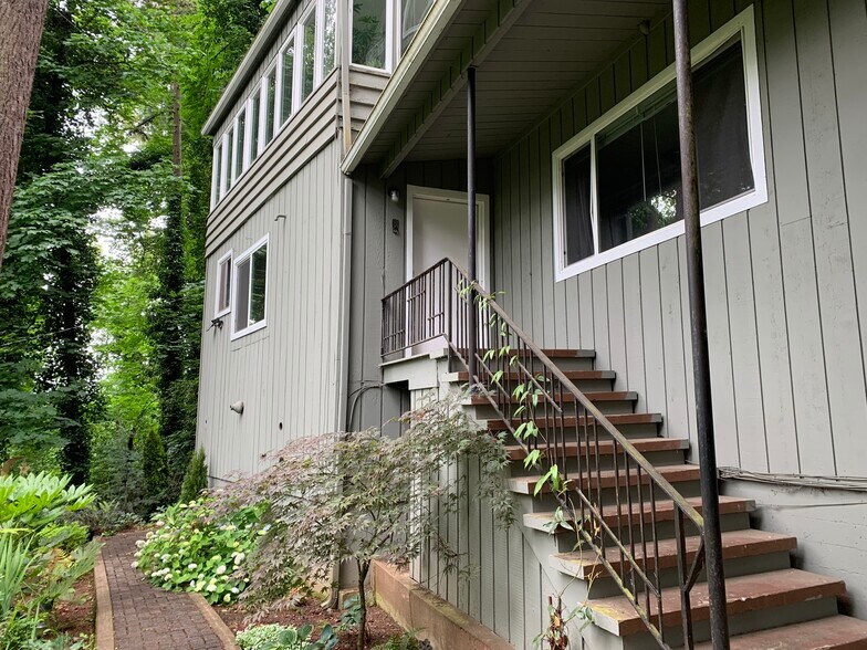 Building Photo - 2401 Birch Ln