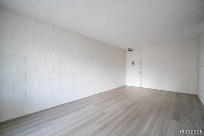 Building Photo - $2600.00 | 2BD/1BA Condo ALL UTILITIES INC...