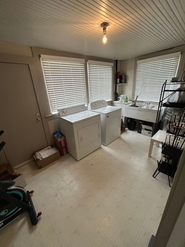 Building Photo - 900 Front St