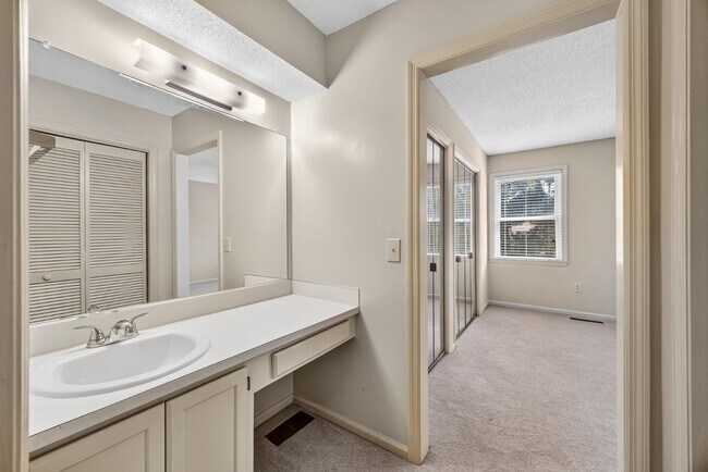 Building Photo - 850 Colony Dr
