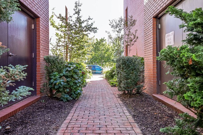 Building Photo - Updated 3br/2.5ba Condo Townhome Alexandria Walk to Metro