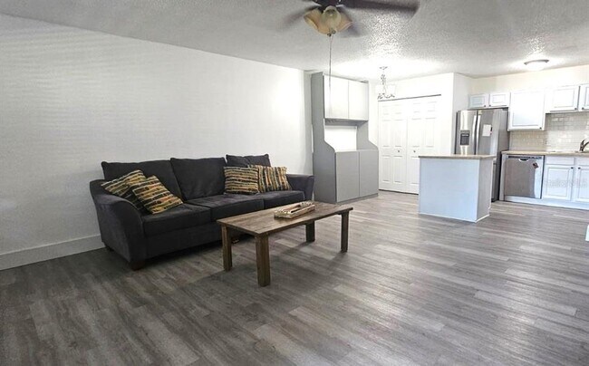 Building Photo - 320 Forestway Cir