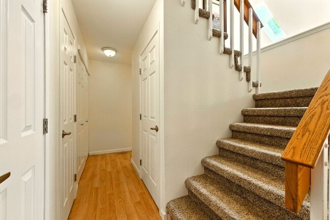Building Photo - Gorgeous 3 Bed 2.5 Bath Townhome in Little...