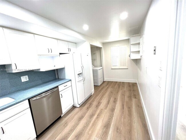 Building Photo - 4009 N Cypress Dr