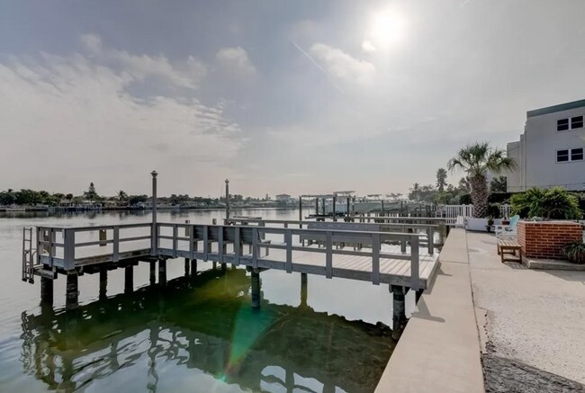 Building Photo - 8615 E Bay Dr