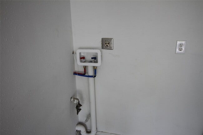 Building Photo - 5400 Sheldon St