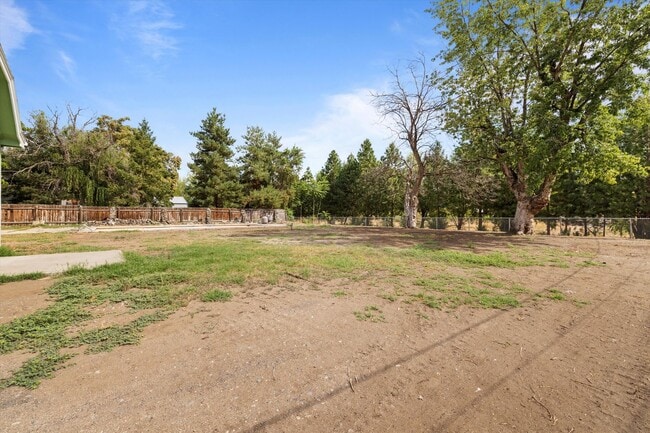 Building Photo - Beautiful 3-Bedroom, 3-Bath Home with a Huge Yard and Ample Parking