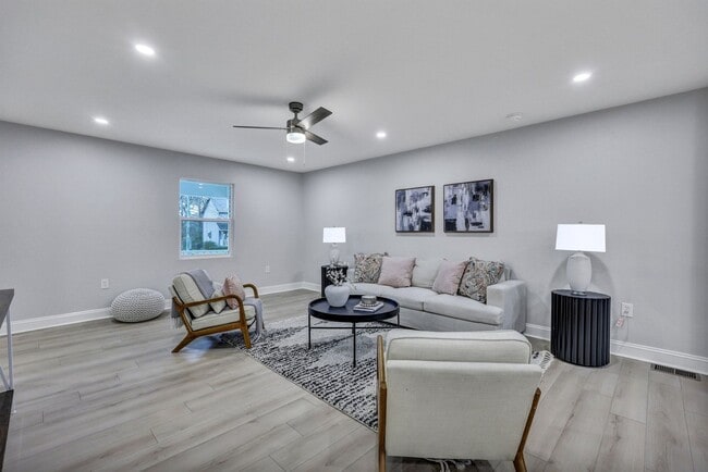 Building Photo - 828 Longbranch Dr