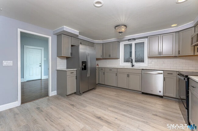 Building Photo - 87 Melrose Ave