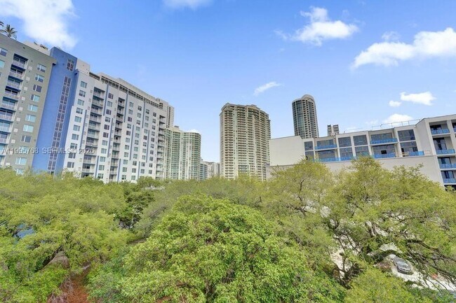 Building Photo - 520 SE 5 Ave