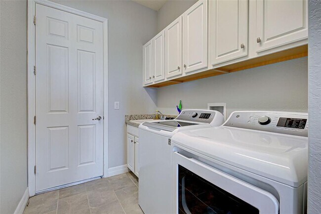 Building Photo - 15240 Spanish Point Dr