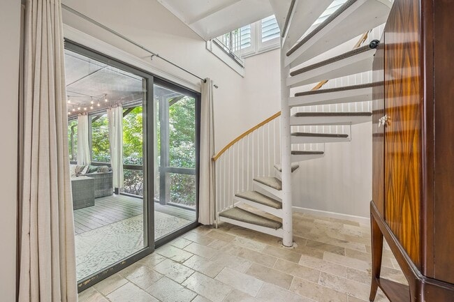 Building Photo - Gorgeous, Fully furnished 3 Bed 3.5 bath h...