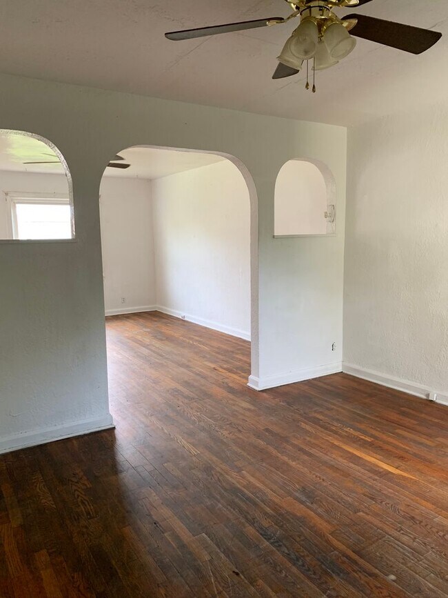 Building Photo - 3265 Sunset Blvd