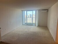 Building Photo - 2 Bedroom, 1.5 Bath, 1 Parking Close to Everything