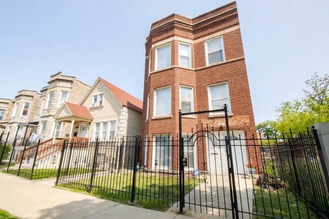 Primary Photo - 4702 W Fulton St