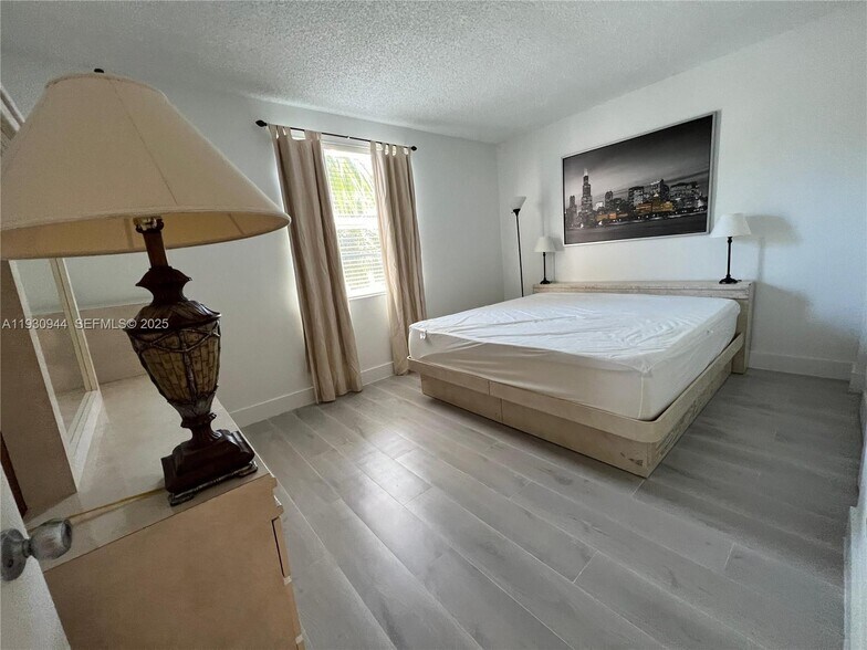 Building Photo - 17100 N Bay Rd