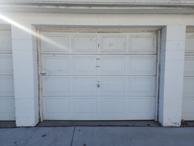 Building Photo - 1059 Gillingham Rd