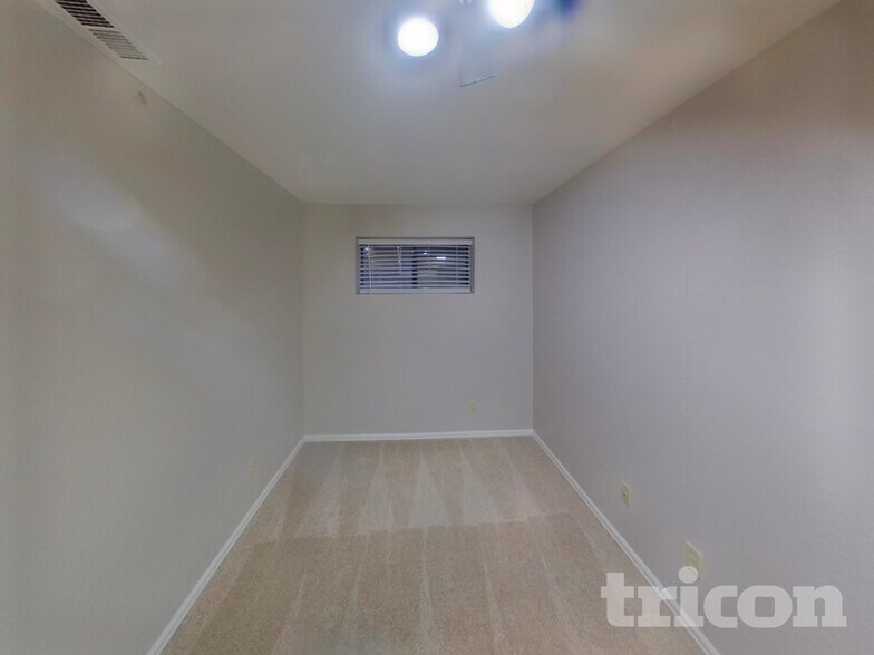 Building Photo - 5528 Old Farm Cir E