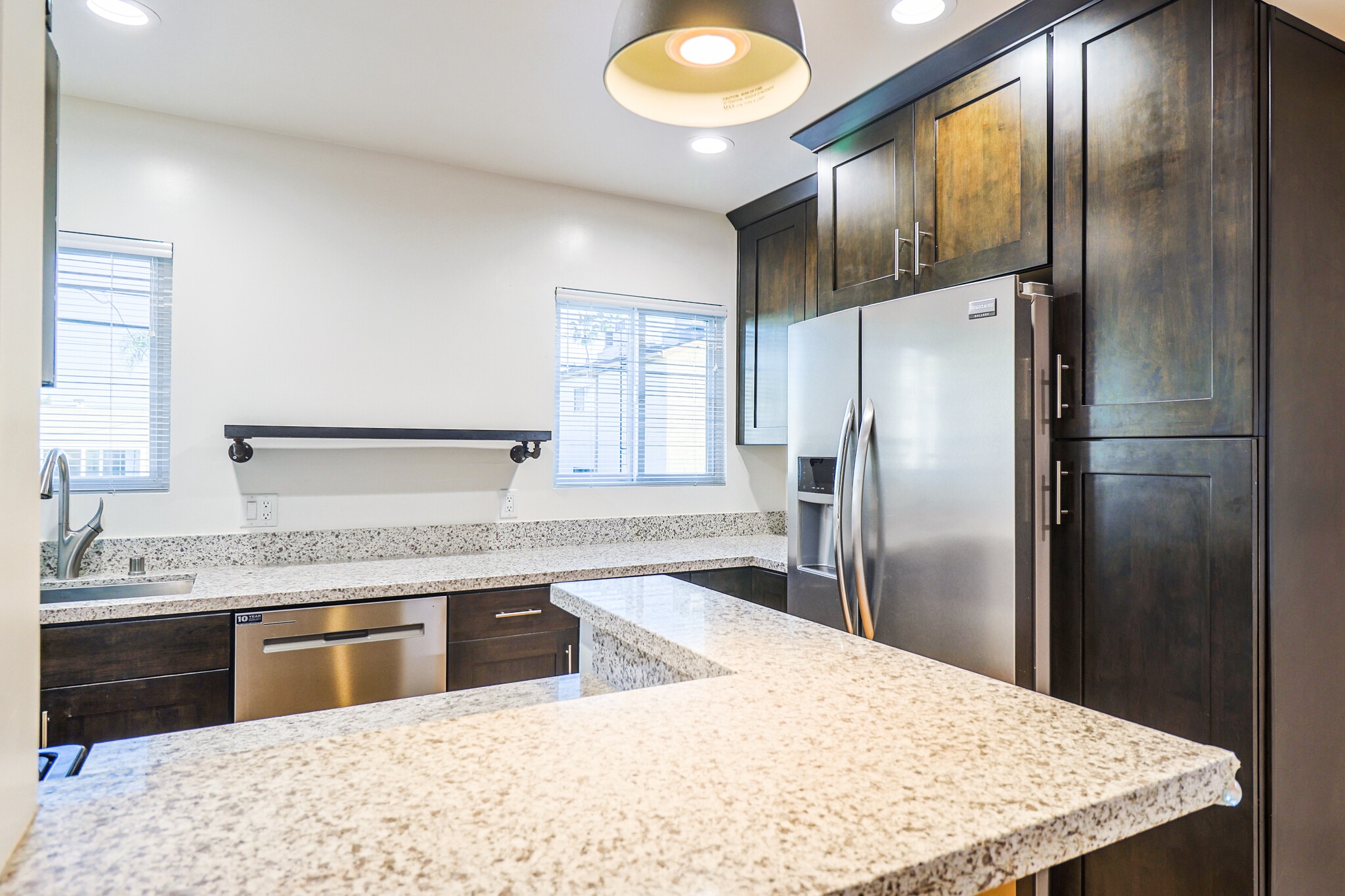 Building Photo - 256 W Tujunga Ave