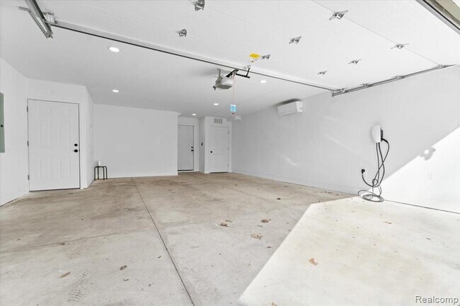 Building Photo - 1440 Lakepointe St