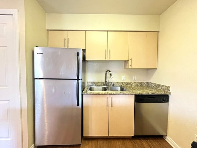 Building Photo - 2160 Highpointe Dr