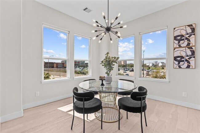 Building Photo - 2509 N MacGregor Way